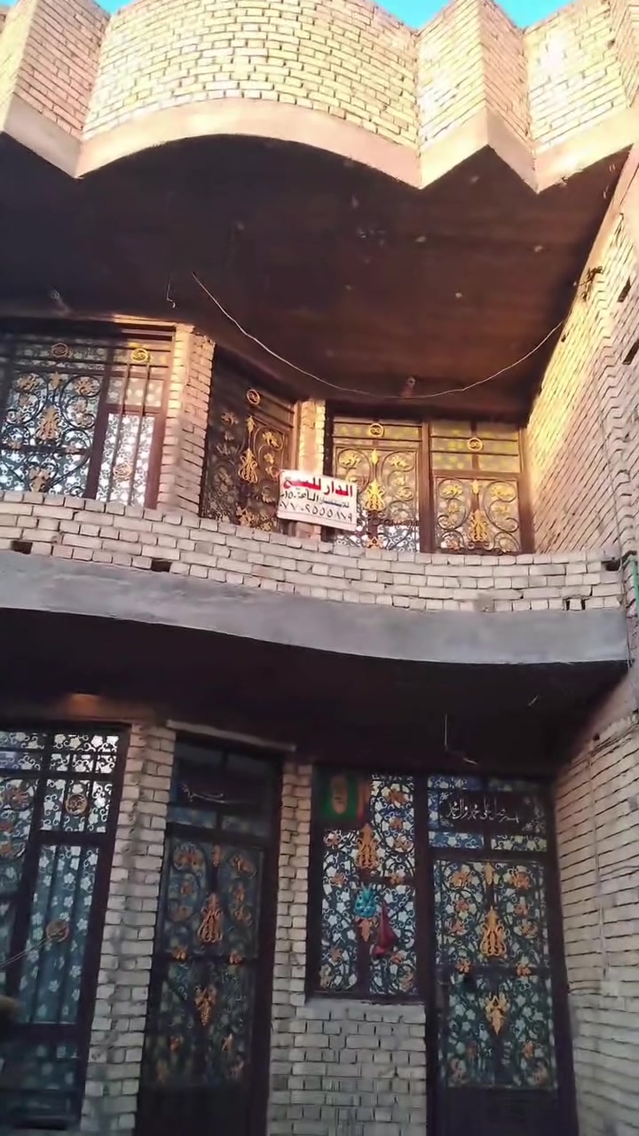 سلام عليكم بيت للبيع 
مساحه 150
استقبال /صاله / مطبخ
غرفه جوه 
غرفتين فوك 
حمام خارجي 
2 حمام  داخلي 
عنوان مدينة الصدر/الاورفلي/قرب جامع المصطفى 
رقم : ***********

