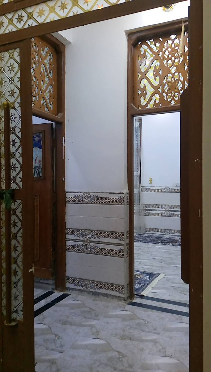السلام عليكم
بيت للبيع حي ذويب الاول خلف (مطعم 🍴 الكرم )  يبعد عن الشارع العام 100م
المساحه 280م
غرفتين نوم
صاله
استقبال نساء
استقبال رجال
صحيات داخليه وخارجيه
البيت جاهز من كلشي 
للاستفسار: ***********
