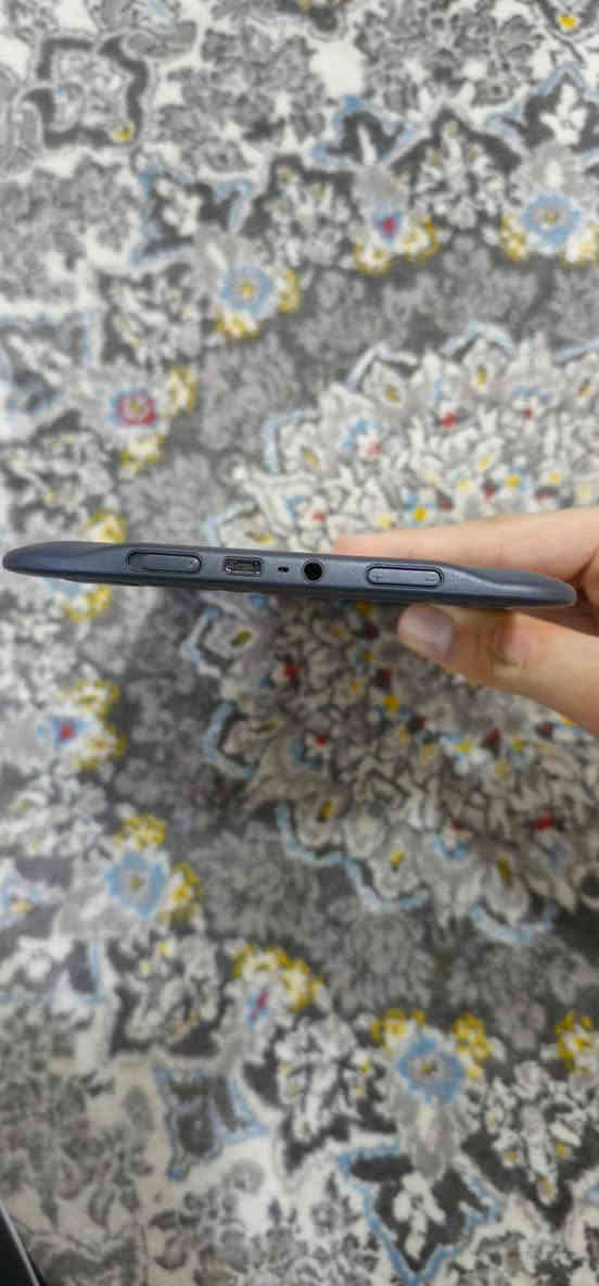 📱 **الجهاز:** Kindle Keyboard 3G (موديل B006)
🔌 **مرفق معه:** وصلة OTG أصلية

✅ **المزايا الفريدة:**
✨ **KOreader العربي المثبت:**
- دعم عربي كامل (تشكيل، اتجاه RTL)
- خطوط عربية جميلة (Amiri, Lateef)
- تحكم كامل في وضوح الخط وسواده
- يدعم: AZW3، MOBI، PDF، EPUB العربية
- بحث وحفظ تلقائي للنصوص العربية

🎧 **خاصية الصوت:**
- يدعم الكتب المسموعة (Audio Books)
- تشغيل ملفات MP3 (قرآن، محاضرات، بودكاست)
- سماعة داخلية + مدخل سماعات خارجية

🔌 **الوصلة OTG:** تمكنك من:
- توصيل فلاش ميموري لنقل الكتب مباشرة
- نقل الملفات من الهاتف بدون كمبيوتر

✅ **مواصفات الجهاز:**
- شاشة E-Ink  (حماية عيون)
- ذاكرة 4GB (تسع 3000+ كتاب)
- بطارية تستمر أسابيع (شحنة = شهر قراءة)
- شبكة 3G + واي فاي
- لوحة مفاتيح فيزيائية للكتابة العربية

⚠️ **ملاحظة تقنية:**
- للحفاظ على عمل KOreader: يُفضل إبقاء WiFi مغلقاً
- إذا شغّلت WiFi وقد تحتاج إعادة تثبيت KOreader (عملية بسيطة)
- الصوت يعمل مع الملفات المحلية (MP3، Audio Books)

💰 **السعر:** 20,000 دينار عراقي فقط
📍 **يشمل:** الجهاز + وصلة OTG
📍 **المكان:** البصرة ، القبلة ، حي القائم
🚚 **التوصيل:** سعر 5 آلاف لجميع المحافظات 
📞 **للحجز:** ***********

🔧 **الحالة:**
- نظيف ومعرب وجاهز للاستخدام
- KOreader مثبت ومضبوط للعربية
- الصوت شغال 
- وصلة OTG
