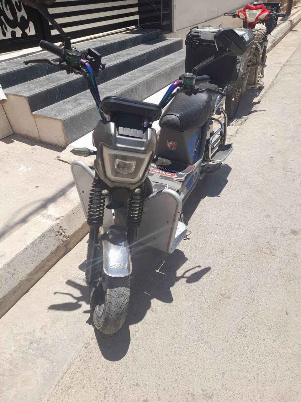 لالسلام عليكم  دراجه جبلي للبيع سته بطاريات بعدهن بالباكيت صار يومين من شادهن وشحانه بالباكيت جديده والكهربايات كله شغاله السعر 670 الف فلوجه حي نزال الاتصال على الرقم ***********
