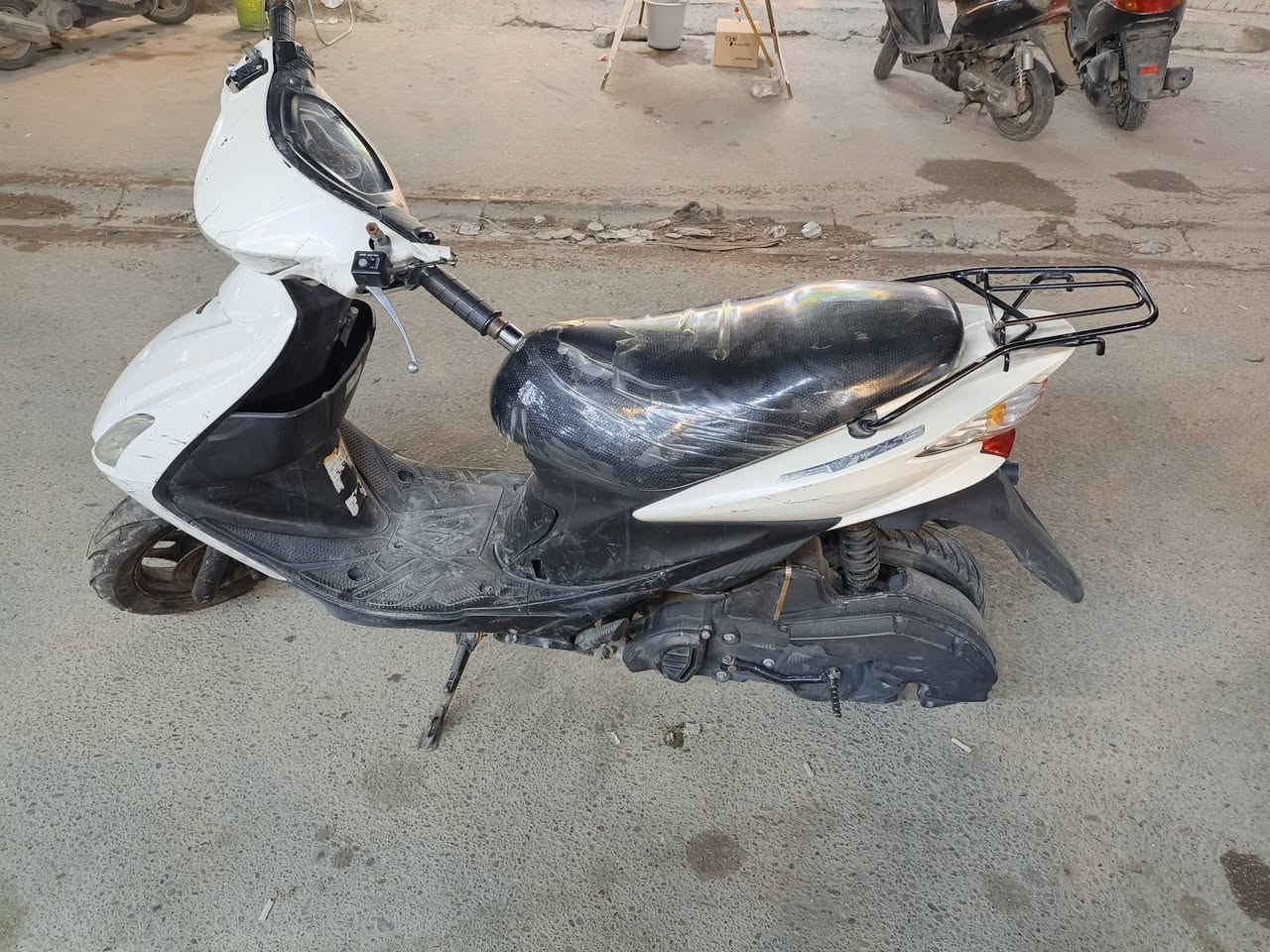 للبيع ادرس ياباني ستاند كهربائي دراجه نازله قبل سنه بس تعبت شويه وبيها رنكات السعر ٢٧٥وبيها مجال العنوان الاعظميه يتصل// ***********دراجه مال رميه بس كامت وكشر شوفت عين
