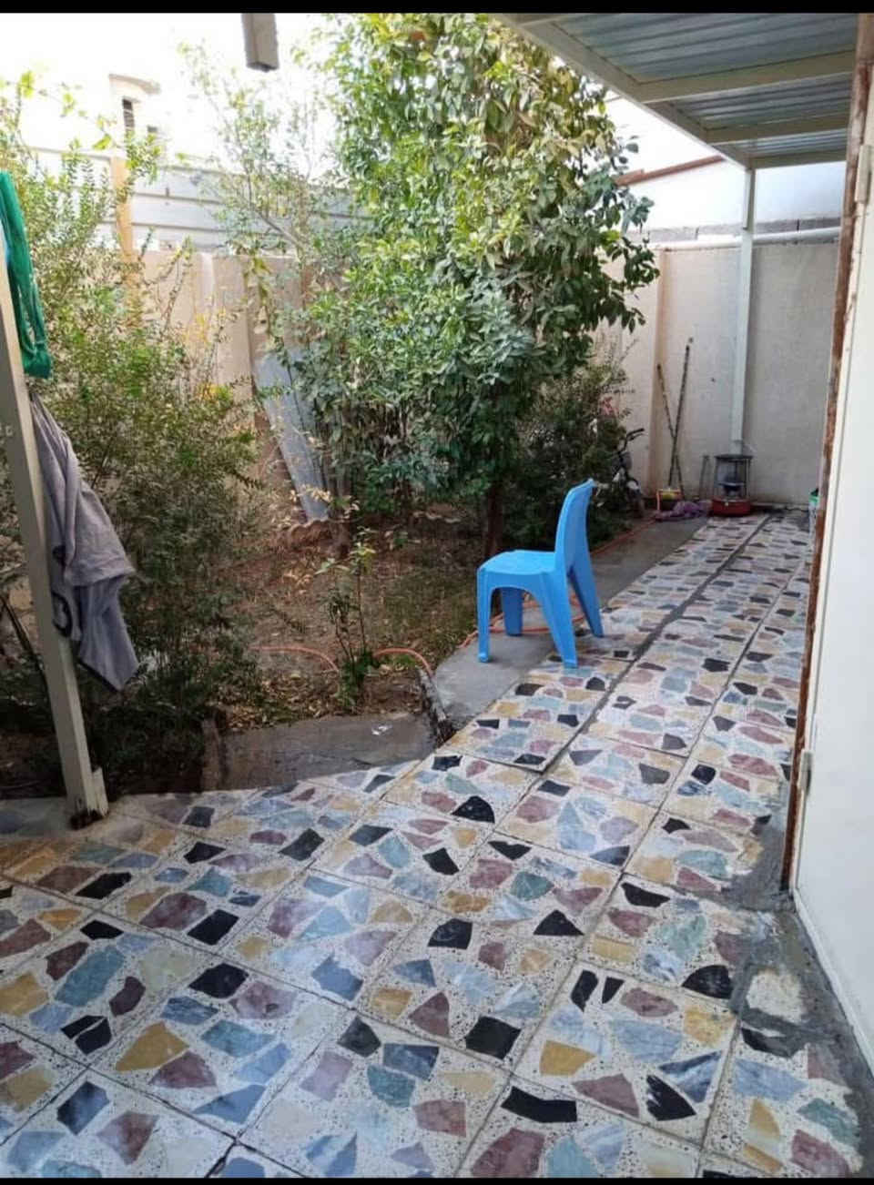 دار للبيع طريق الحر حي المجتبى بفرع جامع وحسينية الغفار 
طابو صرف الدار مساحة 200 متر واجهه عشر نزال عشرين ركن على حديقه وشارعين الدار طابق واحد كراج وحديقه ومطبخ واستقبال وغرفه وصاله  الدار بناء 2011 شوارع مبلطه وكافة الخدمات متوفره 
الاستفسار ع الخاص او الأتصال ***********
