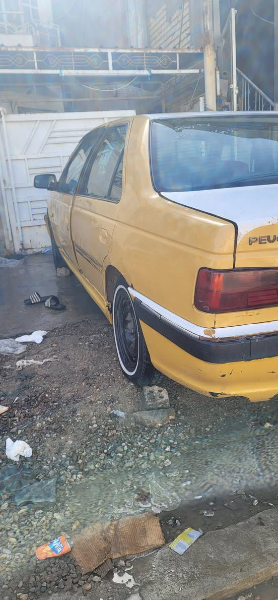 السلام عليكم بيجو بارس 2011رقم احمر صدامي غرامات وهيئة500 صاحبها موجود مكينة تبخير والفايبرة مال كير متفلشة  ومش ستيرن كشر نضيف تدفئة تبريد دواخل نضيفة السعر18$ وبيها مجال المكان بغداد تفاصيل أكثر الاتصال على الرقم واتساب متواجد***********
