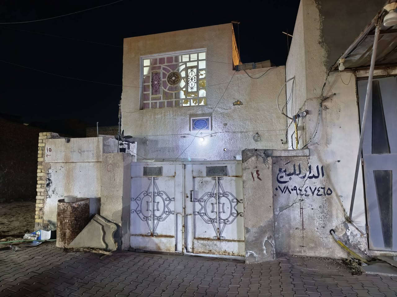 دار للبيع// منطقة حي الإمام الصادق الأولى_ شارع مركز _ قرب مدرسه صفي الدين الحلي...
مساحه الدار/ ١٦٠ متر + محل+ دار يتكون من طابقين 
طابق الارضي يتكون من/ صحيات ( خارجيه+ داخليه)+ طارمه + إستقبال+ صاله + غرف عدد 2 + منور 
الطابق الاول يتكون من / غرف عدد 3 + سطح غير مبني 
للاستفسار الاتصال على رقم...
***********
***********
