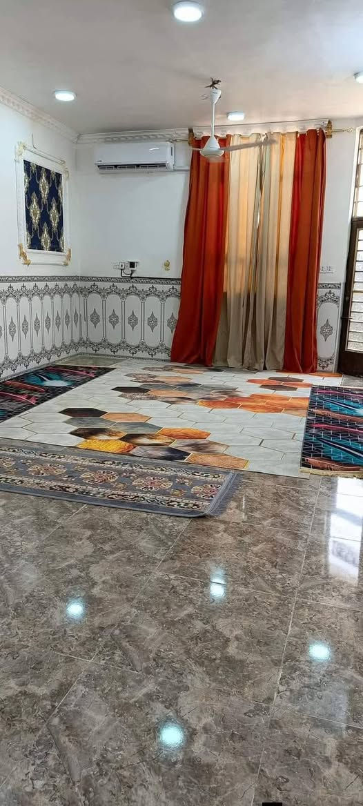 بيت للبيع مساحه 150متر طابو زراعي يحتو على غرفتين وصاله ومطبخ وستقبال وصحيات داخليه وخارجيه بناء طابوك صب مسلح موقع جدا منتاز طويريج حي الجمعيه شارع ابو سيود قرب شط شارع 8متر الاتصال ***********/***********
