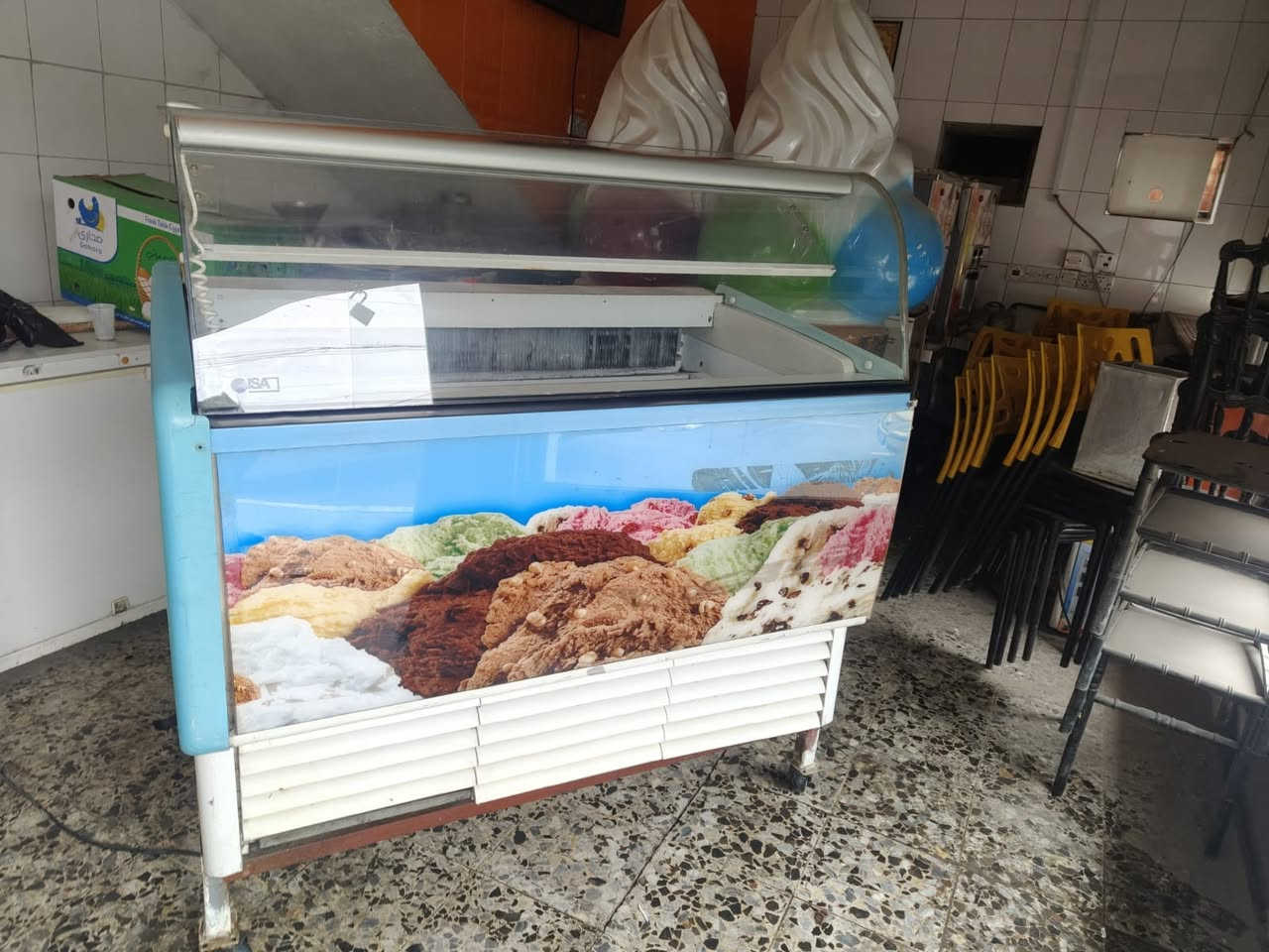 السلام عليكم
عارضة للبيع
النوع إيطالي 
تتسع 9 بلانكوات 
السعر مليون و 100 و بيه مجال 
لل استفسار والتواصل 
***********
