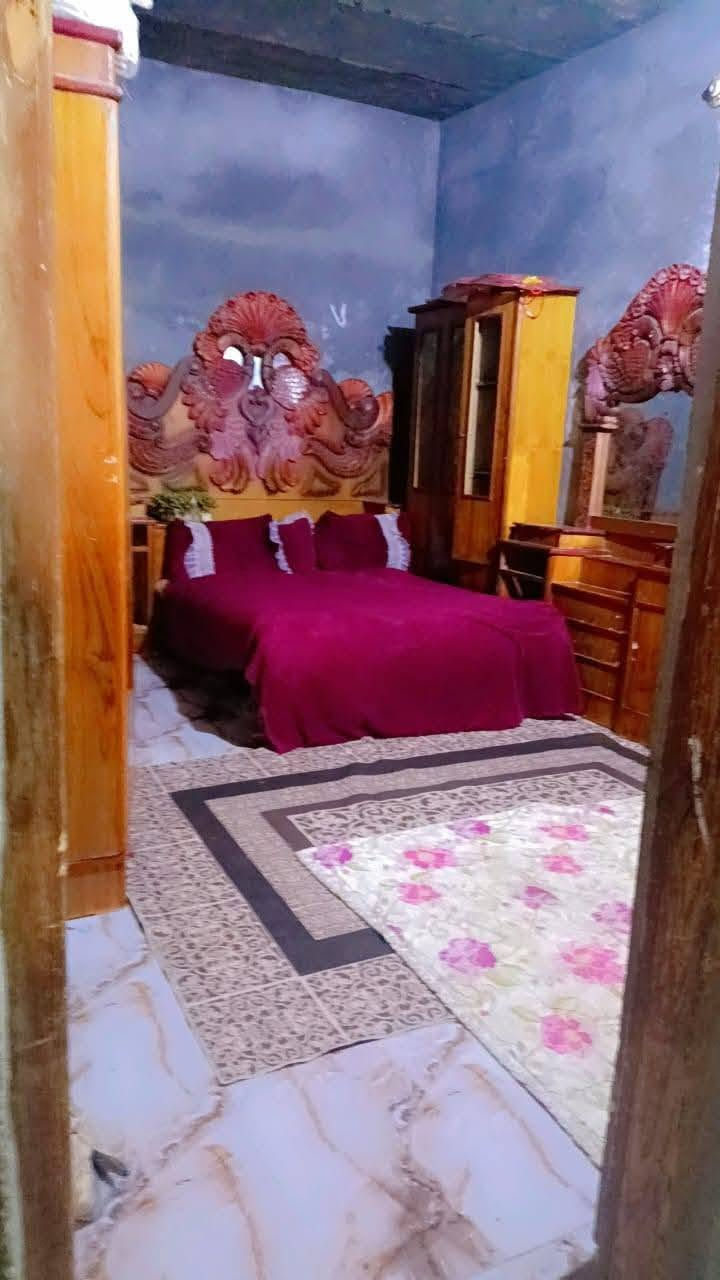 السلام عليكم
بيت زراعي للبيع 
مساحه 200م 
طريق سوك عكيكه بستان ال طعيمه قرب للشارع لعام محتوياته غرفتين وصاله واستقبال وديوانيه ومطبخ وصحيات وترك ومنور بناء جديد بلوك كهربائي رباطات عوزه بس بورك  بيتونه وارضيه ديوانيه هاذا رقمي *********** السعره43 وبي مجال شراي
