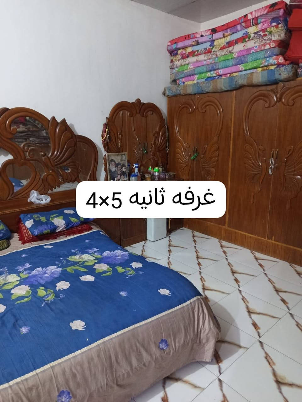 بيت كامل ديوان طول 9+4 صاله 9 +4 غرف عدد (2) 5 +4
 مطبخ 4+4 صحيات داخليه  +وخارجيه  البيت كله سيراميك اعلى بتلو بالشارع حديقه بيها رمانه وتينه ونبگه وليمون كلهن يشيلن حمل ماسس وكامل ماء ومجاري وكهرباء الشارع مأسس مجاري عوزه بس تبليط وجاي عليه التبليط قريب من الحولي مساحة البيت 300متر السعر 35 وبيه مجال العنوان نزلة النواب الضباط قرب البزل 
رقم الهاتف ***********
