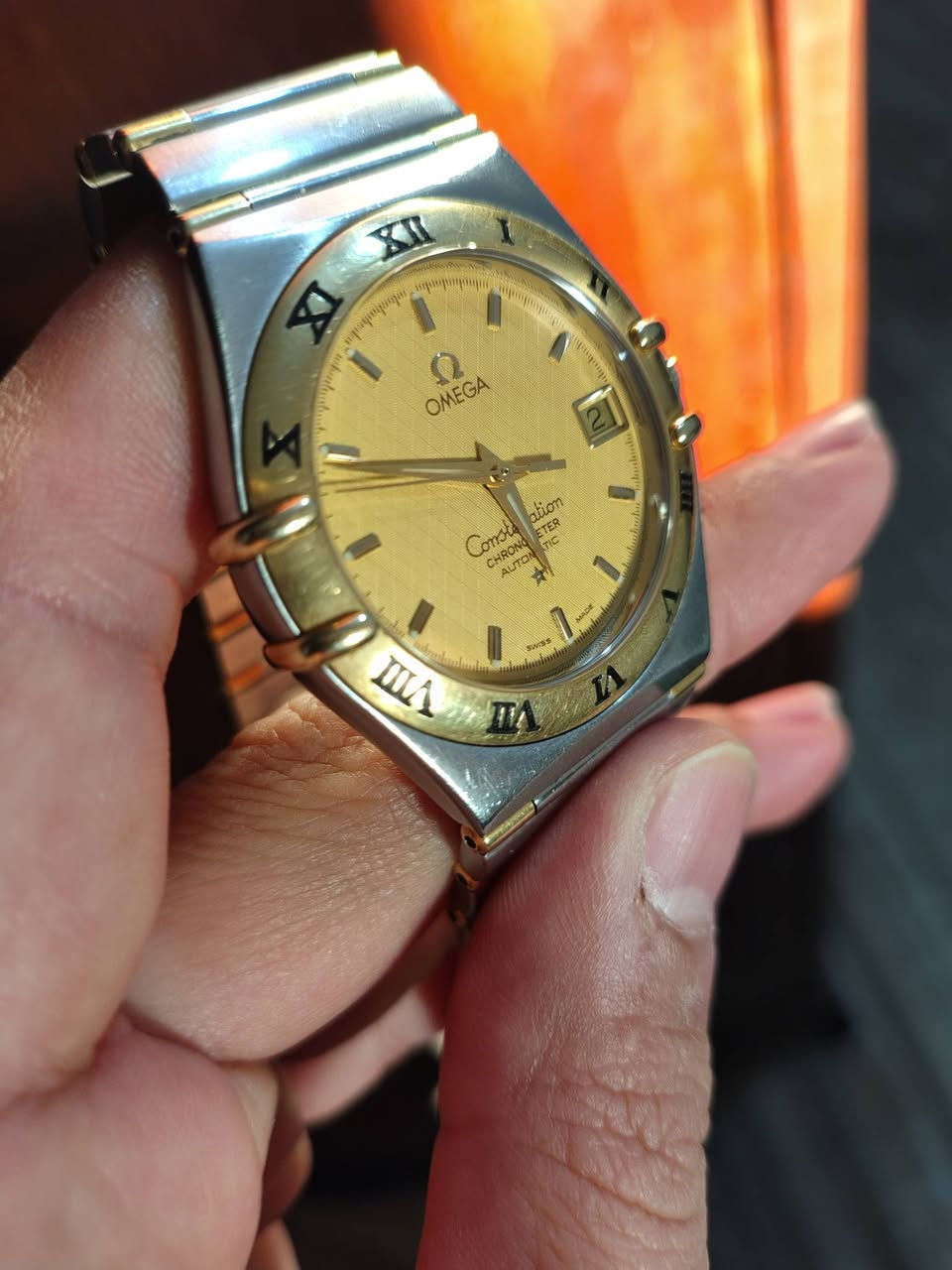 ساعة أوميغا كونستليشن (Omega Constellation) أصلية - حالة ممتازة
الأردن عمان 00962789974455
الوصف:

الموديل: أوميغا كونستليشن كرونومتر (Omega Constellation Chronometer).

نوع الحركة: أوتوماتيك (Automatic) ذاتية التعبئة، معتمدة ككرونومتر عالي الدقة.

المواد: ذهب أصفر عيار 18 قيراط وفولاذ مقاوم للصدأ (Steel & Gold).

المينا (الوجه): لون ذهبي (Champagne Dial) مع عرض تاريخ عند الساعة 3.

المقاس: 35 ملم (مناسبة للرجال والنساء - Unisex).

الزجاج: ياقوت (Sapphire Crystal) مقاوم للخدش.

المميزات: التصميم الأيقوني بالمخالب الجانبية والأرقام الرومانية المحفورة على الإطار الذهبي.

الحالة: (اذكر حالة الساعة الحقيقية، مثلاً: مستعملة بحالة الوكالة، تعمل بدقة ممتازة).


**إذا كنت صاحب هذا الإعلان وتريد حذفه لأي سبب، رجاءا أرسل رسالة إلى الدعم الفني**