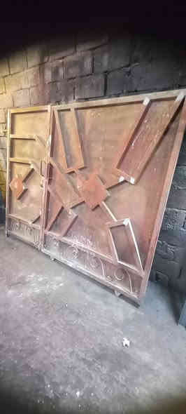 باب سحب كامله مع ملحقات ٢٦٠ م   للبيع  السعر ٢٠٠ الف الحريه ***********دباش نضيفه او ثقيله
