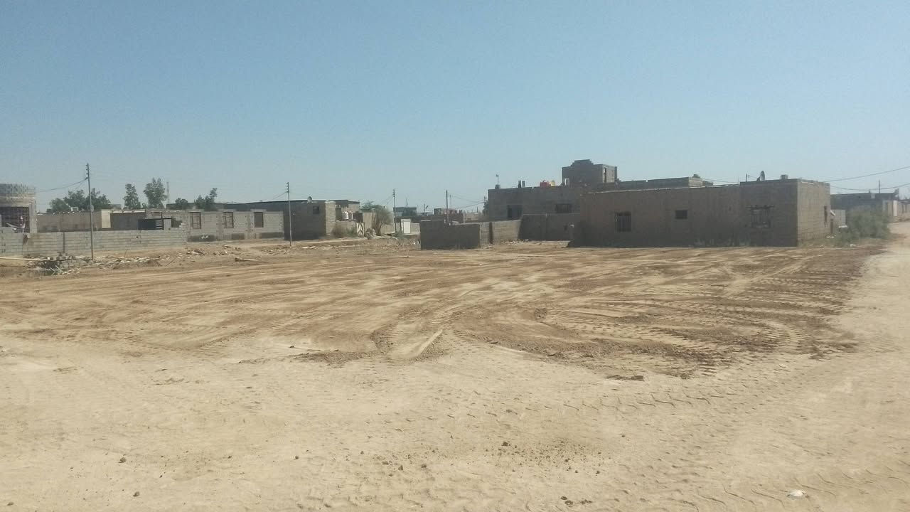 سلام عليكم قطعتان للبيع المكان خلف محكمه الدير تبعد عن الشارع العام 500متر  جميع الخدمات وجاهزه للبناء مساحه القطعه الواحده 375الطول 24والعرض15   تريدهن ثنينهن تريد واحده بلخدمه للاستفسار ***********واتساب
