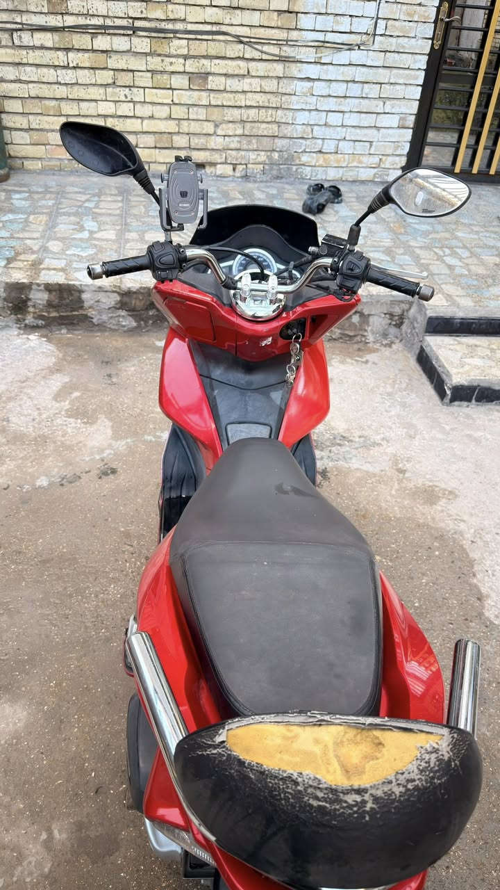 سلام عليكم PCX جيل ثاني ياباني Jf
مكينه 125 ☑️ 
حساس زدحام ☑️
حساس ستان ☑️ 
مابيه اي نقص شرط المكينه اذا مفتوحه ترجع الدراجه السعر 11 وبيه مجال
***********
مكاني بغداد العبيدي
