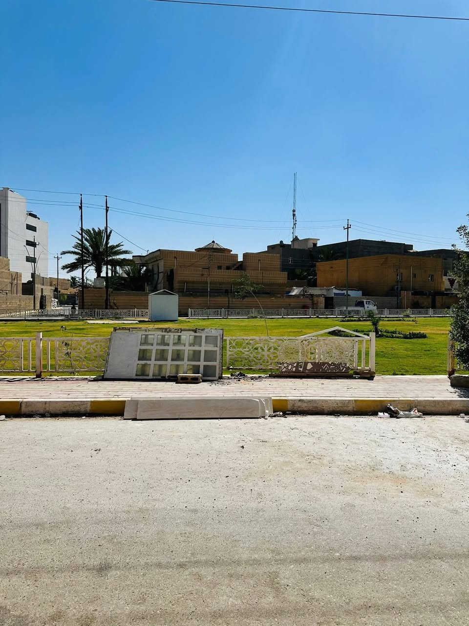 بيت للأيجار في الرمادي القادسية الثانية قرب جسر القاسم خلف شارع ٣٠ قريب على كورنيش التاميم 
مساحة البيت ٢٠٠ متر يتكون من غرفتين وصاله ومطبخ واستقبال وكلدور وحمام داخلي وخارجي ومقابل البيت حديقه عامه 
بيت مستقل وحده
التواصل عبر الهاتف مع صاحب الدار حصرا وليس مكتب عقار ولايوجد دلاليه 
*********** 
بدل الايجار ٥٠٠ الف

