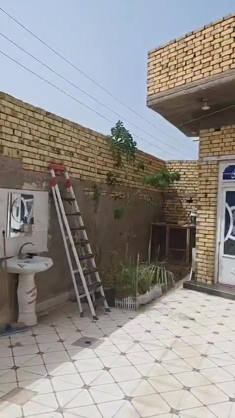 بيت مساحته 208 طابو اسهم 
بناء درجه اولئ بناء طابوك سقف صب المدينه خلف الروف 

متكون كراج وحديقه واستقبال كبيره وصاله كبيره ومجمع صحيات داخليه وخارجيه وغرفتين ومطبخ كبير تفاصيل بل فيديو 

***********
