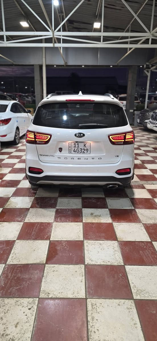 السلام عليكم 
كيا سورينتو ٢٠١٩ خليجي
٧راكب 
⭕️فول مواصفات اعلى فئة ١/١ اربع كامرات ٣٦٠درجة 
-بانوراما 
-كشن جلد 
-AWD فور ويل 
-تدفئة تبريد كشنات 
-شاحن لاسلكي 
-سايد بريك كهرباء 
-اوتو هولد 
-حساس امامي خلفي 
-لايت زينون 
-بكلايت لد 
تبريد ٣ قطع 
-جنطة كرباء ذكي تفتح عند الاقتراب 
-شباج لد واشارة متحركة
-اشارة بالمراية
-بردات خلفية بالابواب اصلية 
-بصمة
-شاشة نفكيشن خرائط 
-مرقم بغداد الجديد بأسمي شخصياً
-الملاحظات :- تعديل بارد بحافة الجنطة 
وتكحيلات بسيطة بالدعامية الامامية ومبينه بالصور 
عداد المسافة ١٤٠ الف كيلو 
⭕️العنوان /بابل/الحلة /مركز المدينة 
للتواصل والاستفسار الاتصال على الرقم التالي 
***********
