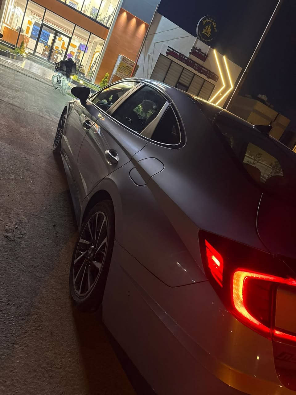 للبيع فقط

هيونداي سوناتا 2022 لمتد 1.6 تيربو  فول الفول

Hyundai Sonata 2022 Limited 1.6T

رقم بغداد باسمي 

حادثهه بابين تبديل غير لون بدون دواخل

مع وجود بعض الملاحضات (الجنطه والجاملغ الايسر كلير شرط الفحص)

السعر : 165 ورقة 

العنوان : بغداد 

للاستفسار: ***********
واتساب: ***********

المواصفات 

1- رادار امامي (مانع تصادم)

2- لايتات 4 عدسات بجم LED

3- حساسات امامية

4- كاميرات 360

 ( العدادات تفتح كاميرا عند فتح الاشارة )

5- بانوراما

6- نقطة عمياء ( مراية كهرباء )

7- دخول ذكي ( بصمة )

8- اناره ترحيب عند الاقتراب

 من السياره

9- حساسات خلفية

10- رادار خلفي

11- ويل قياس 18

 ( تايرات طخم جديد )

12- الصندوق ذكي

 (يفتح عند الاقتراب)

13- خزن ميموري سائق

ا14- head up display

 ( عرض المعلومات على الزجاج الامامي )

15- داخل LED 

( انارة محيطية متغيرة )

16- داخل جلد

17- تبريد مقاعد + تدفئة مقاعد

  تدفئة مقود

18- مقاعد الامامية كهرباء بالكامل

19- كير بيانو

20- تبريد بيانو

21- كيجات ديجيتل

22- شاشة كبيرة 

ا( Apple car play + Android Auto )

23- اوتو بارك

 ( تقديم و رجوع السيارة عن طريق المفتاح )

24- سستم صوت BOSS

 (سماعه 12)

25- تبريد قطعتين

26- اوتو هولد

27- هاند بريك بصمة

28- انارة داخلة LED 

(تتغير عن طريق الشاشة الى 200 لون)

29- تحكم مقود كامل

30- تحديد مسار

31- تثبيت مقود

32- شفتات مقود

33- وضعيات قيادة ( Sport + Normal + Smart )

34- شاحن لاسلكي
