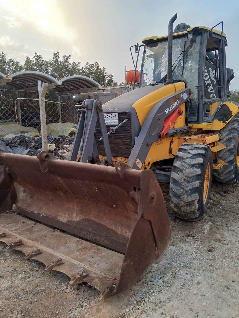 السلام عليكم حفاره فالفو موديل 2005 سلايت ومقص رقم الماني بيها خلل بسيط  بالمحرك  ونقص راديترات  رقم الهاتف للأستفسار ‭٠٧٧٦ ٣٨٦ ٥٩٤٠‬
