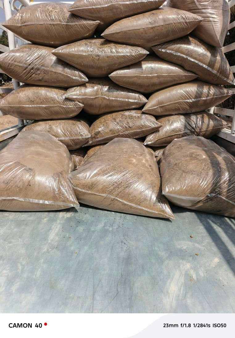 سلام عليكم ٣٥ جيس سماد حيواني محلل وزن جيس ٣٠ كيلو واصلات الباب البيت ١٣٥ ألف للستفسار واتساب ***********
