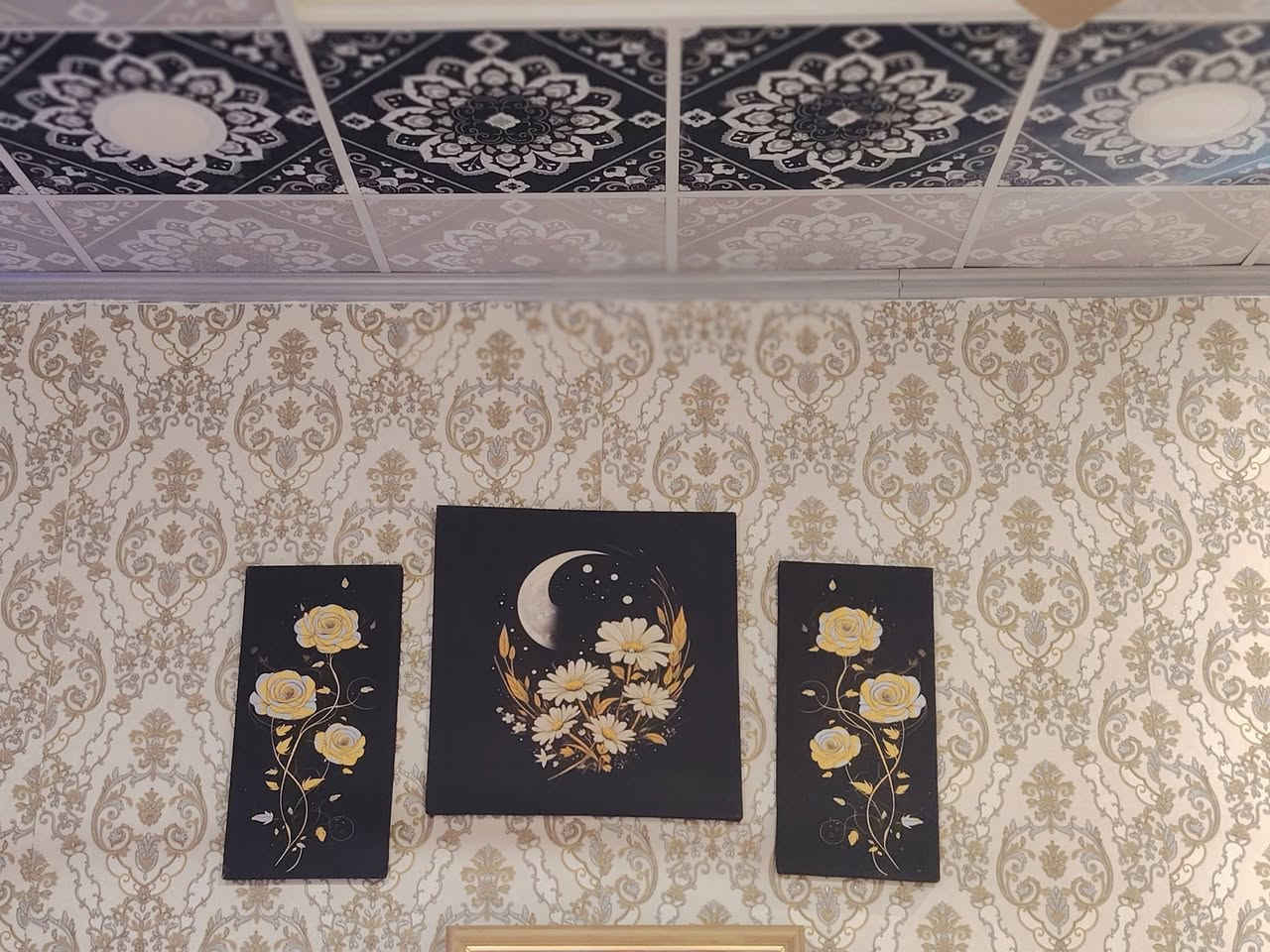 كرسي هزاز للبيع لون اوف وايت استعمال قليل ولوحات جدارية ***********
