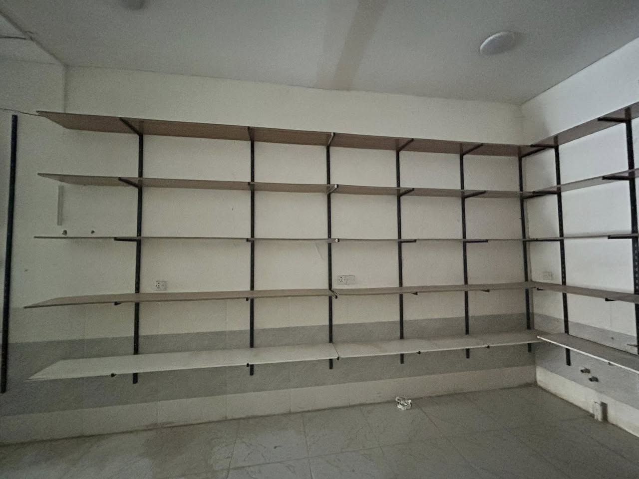 للبيع رفوف MDF مستعمل قليل *********** •
