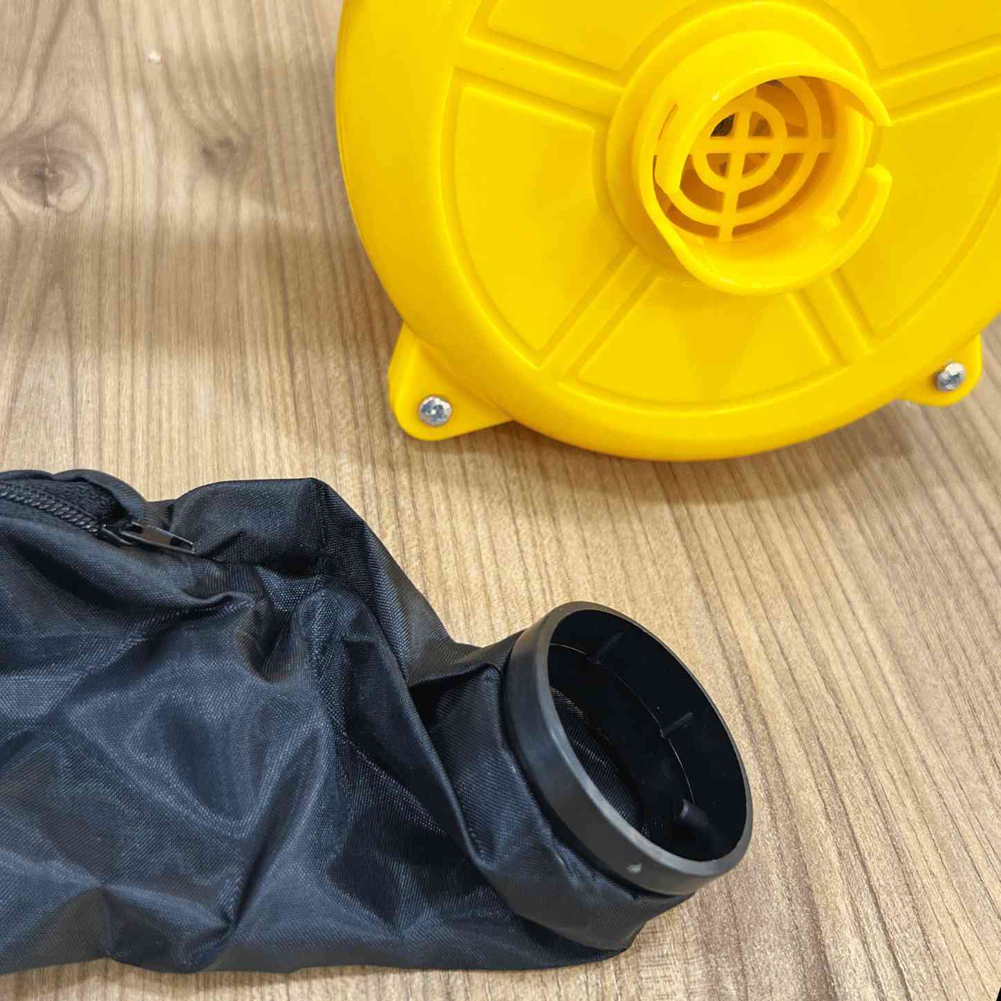 -  منفاخ هواء (بلور) صغير 2 في 1
- يعمل على سحب ونفخ الهواء
- ميزة قفل الجهاز
- مجهز بحماية تلقائية
- قوة نفخ الهواء: 2.3 متر مكعبدقيقة
- السرعة: 13000 دورة دقيقة
- الطاقة: 750 واط
- المنشأ: الصين
سعر التوصيل 3 بغداد 5 باقي محافظات 
سعر قطعة 22.500 الف


**إذا كنت صاحب هذا الإعلان وتريد حذفه لأي سبب، رجاءا أرسل رسالة إلى الدعم الفني**