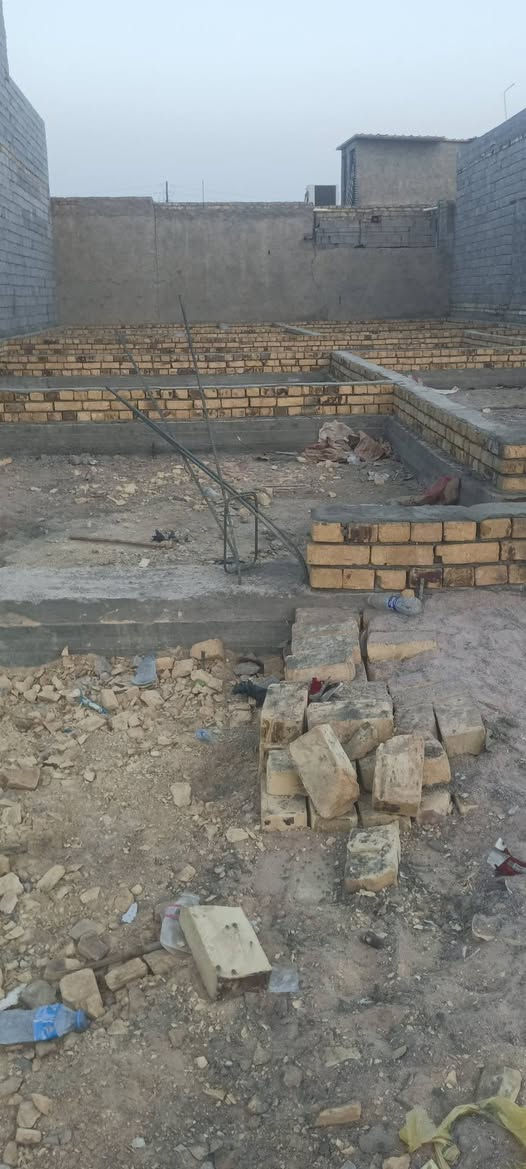 السلام عليكم قطعة للبيع زراعي في دور سيد حمزة
مساحه 240 
ثالث قطعة عن الشارع الرئيسي
جميع الخدمات متوفره ماء كهرباء مجاري
بيه بتلو صب او 3 سوف بناء طابوق
بيه 3 غرف او صالتين او دوانيه او مطبخ او مناور 2 او صحيات داخليه او خارجية 
السعر 35  للاستفسار ***********
