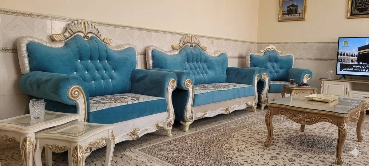 🛋️ تخم ملكي فخم (10 مقاعد)
​تخم ملكي راقي جداً يتسع لـ 10 مقاعد كاملة
​2 قنفات كبار.
​1 قنفة وسط.
​2 كراسي مفردة.شغل وتفصيل خاص (مو سوكي جاهز)، الخشب متين والأسفنج قبط ومحافظ على قعدته ومريح جداً.
​التخم نضيف ويحتوي على ضرر بسيط جداً (زرفين بجلد اليدات فقط)
​السعر: 300 الف مكاني بغداد الدوره البعيثه
*********** واتس
