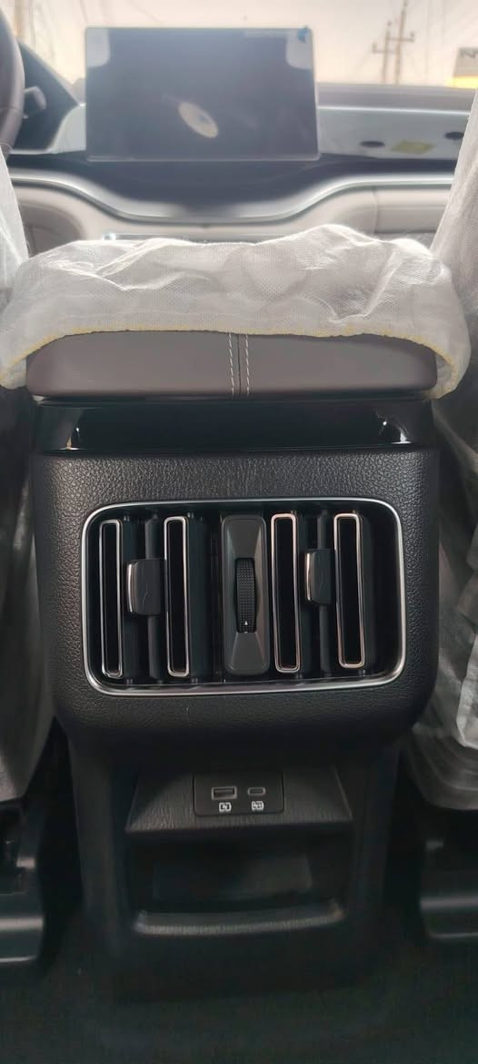 بي واي دي سونك بلاس DM-i  PHEV  موديل ٢٠٢٥ رقم بغداد لون رصاصي ماشيه ١٤٠٠ كم يعني حالها حال الزيرو ماخذها من شركة ديار الكرم

المواصفات هواي بس ابرزها :
٣ انظمة تشغيل ( كهرباء ، بنزين ، كهرباء و بنزين )
 ٤ انظمة قيادة ( عادي ، اقتصادي ، رياضي ، وضع الثلوج )
كاميرات محيطية عدد ١٣
رادارات امامية و خلفية لتحديد المسار
شحن كهربائي منفذين تدعم الشحن السريع و المنزلي
نظام تحذير تفاعلي للتصادم مع النقطه العمياء
سلايد روف مع تغطية بانورامية لكامل السقف
نظام DVR تسجيل صورة و صوت تلقائي
شاشة امامية وسطية كبيرة مع شاشة عدادات تفاعلية
نظام دخول ذكي باستخدام بطاقة NFC مع اشارات ترحيب جانبية
أوتو هولد
اوتو بارك ( الركن الذاتي )
تشغيل عن بعد
حساسات محيطية ٣٦٠ درجة
بصمة ابواب امامية و بصمة صندوق و بصمة تشغيل
قيادة ذاتيه مع مثبت سرعة تفاعلي
حساسات ضغط هواء و درجة حرارة الاطارات
ويل كب حجم 19
نظام V2L لتغذية المنزل بالكهرباء
مقاعد جلد
الجامات المظللة الخلفيه مبدلة و الجامات الاصلية موجودة
السيارة جديدة و باسمي و الداخل مالتها بعده بالتغليف و الشاشات بالنايلون مالتها

السعر ٣٠ مليون دينار و بيها مجال قليل ان شاءالله و للامانة بيها طخه بسيطه جدا ( عواج فقط ) تكدر تعدلها بتقنية pdr و تكلف ١٠٠$ و تكدر تعوفها لان اصلا متنشاف الا اني اكلك عليها .
المكان : بغداد
للاستفسار على الرقم واتساب فقط ***********
