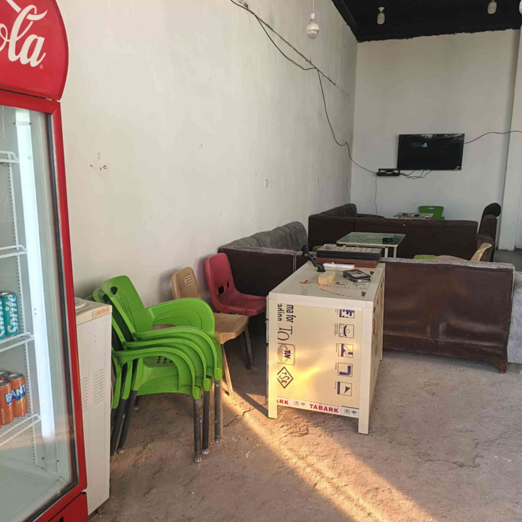 السلام عليكم للبيع مجموعه اغراض مال كوفي العنوان مقابل بانزينخانه الميقات 
للاستفسار أكثر الاتصال على رقم ***********
