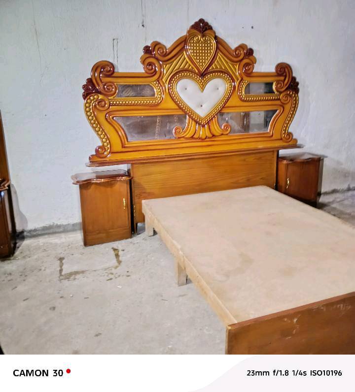 عل بركت الله اللهم صل على محمد وال محمد 
السلام عليكم......

غرفه نوم عراقيه صاج عراقي حطاطة مفوله ونضافه 100%100💚
الغرفه 5 قطع 

سعرها 500وبيها مجال 💸💸
للاستفسار الاتصال على ***********