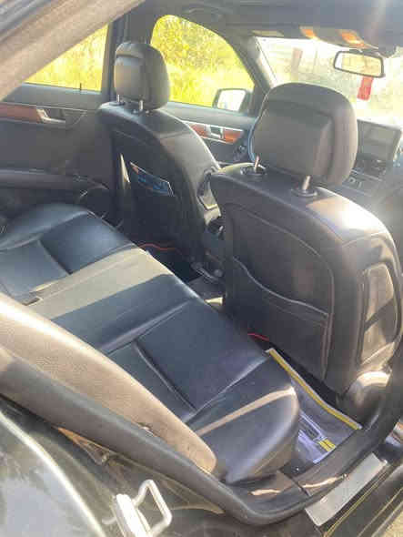 السلام عليكم سي ٣٠٠ موديل ٢٠١١ مراوس او بيع ٤ قطع صبغ بدون دواخل سياره جاهزه صدر بي نقص دبل منظومه تبريد جديده السعر ١٢٥ رقم الهاتف ***********
