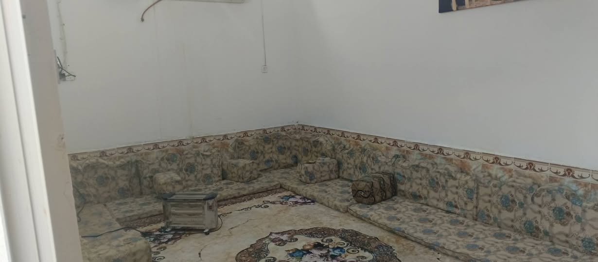 بيت للبيع فضليه...ثلاث غرف.. صاله..ديوانيه..مغاسل داخلية وخارجية..مطبخ... ترك داير البيت...ستاره.عاليه .. مساحة البيت 210  شارع طاقة الكهرباء القديمه السعر 38 وبيه مجال للشراي تفاصيل اكثر واتساب.***********
