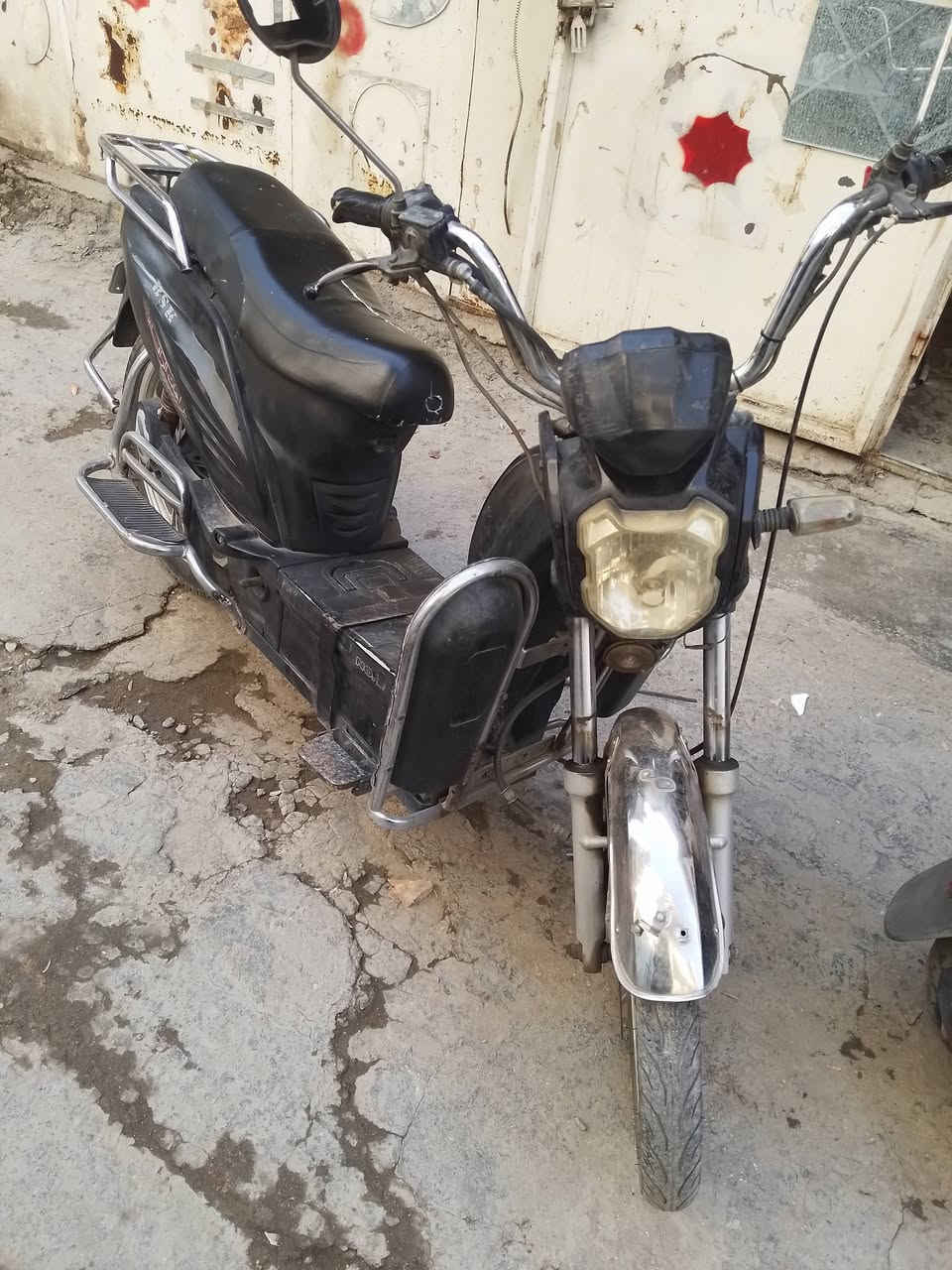 السلام عليكم دراجة هالي للبيع السعر ٢٥٠ وبها مجال الاتصال علا رقم ***********
