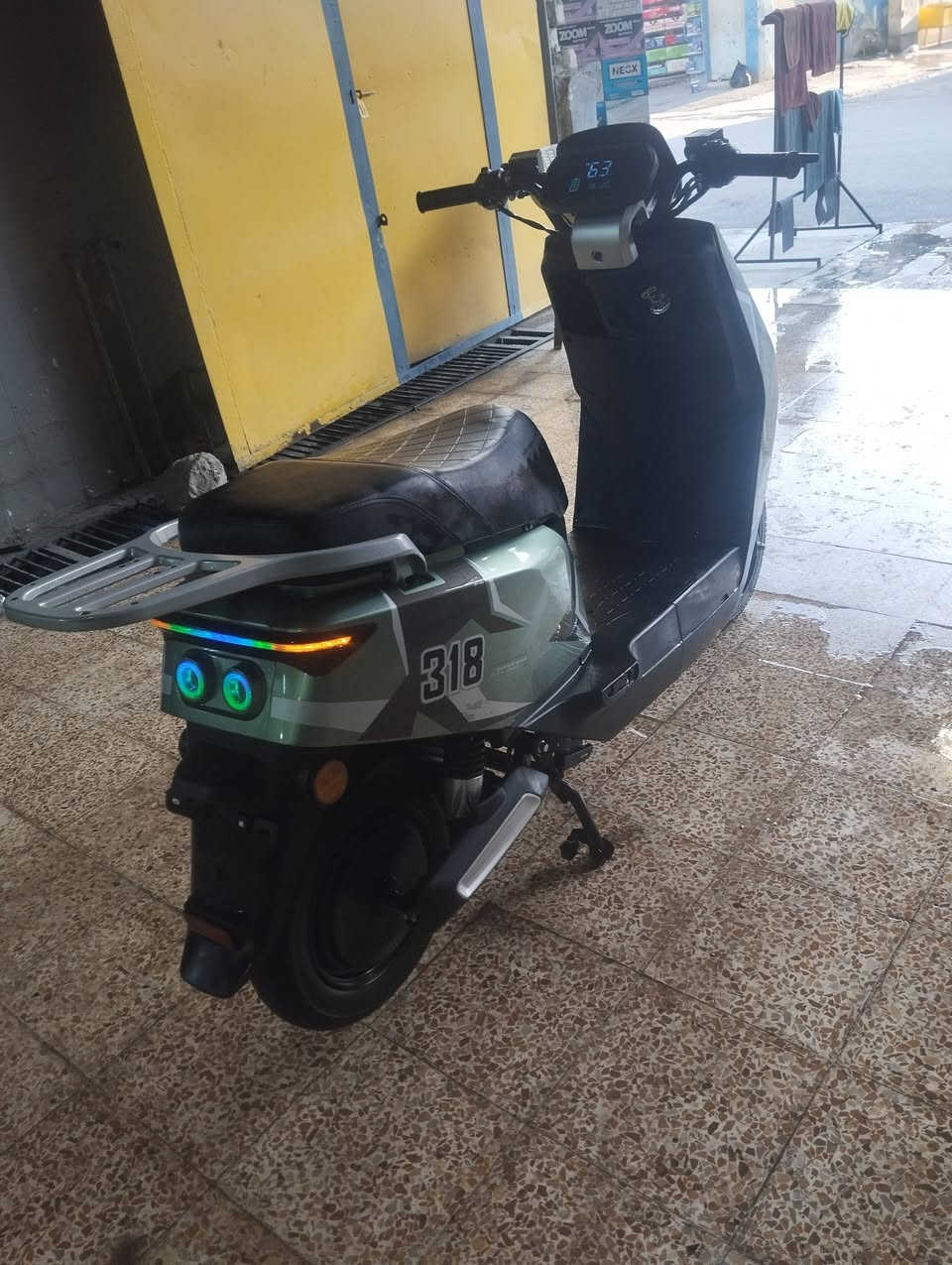 سلام عليكم.
سلام عليكم. لبيع 318. 
نضافه فول درع نضيف لا كسر ولا فطر 
بطاريات 6. نضاف وضع شركه.  واذا تريد نفحص عادي ما عندي اشكالل 
ملف 2000 حقيقي 
4 نمر  بريكات. دهن جدد 
موصفات 318 معرفا. كلو شغال كامل ما بي اي نقص.  شاحنه غراض كامله. سعر 475 
رقمي ***********
مكاني موصل مزارع زيونه االيم المرور
