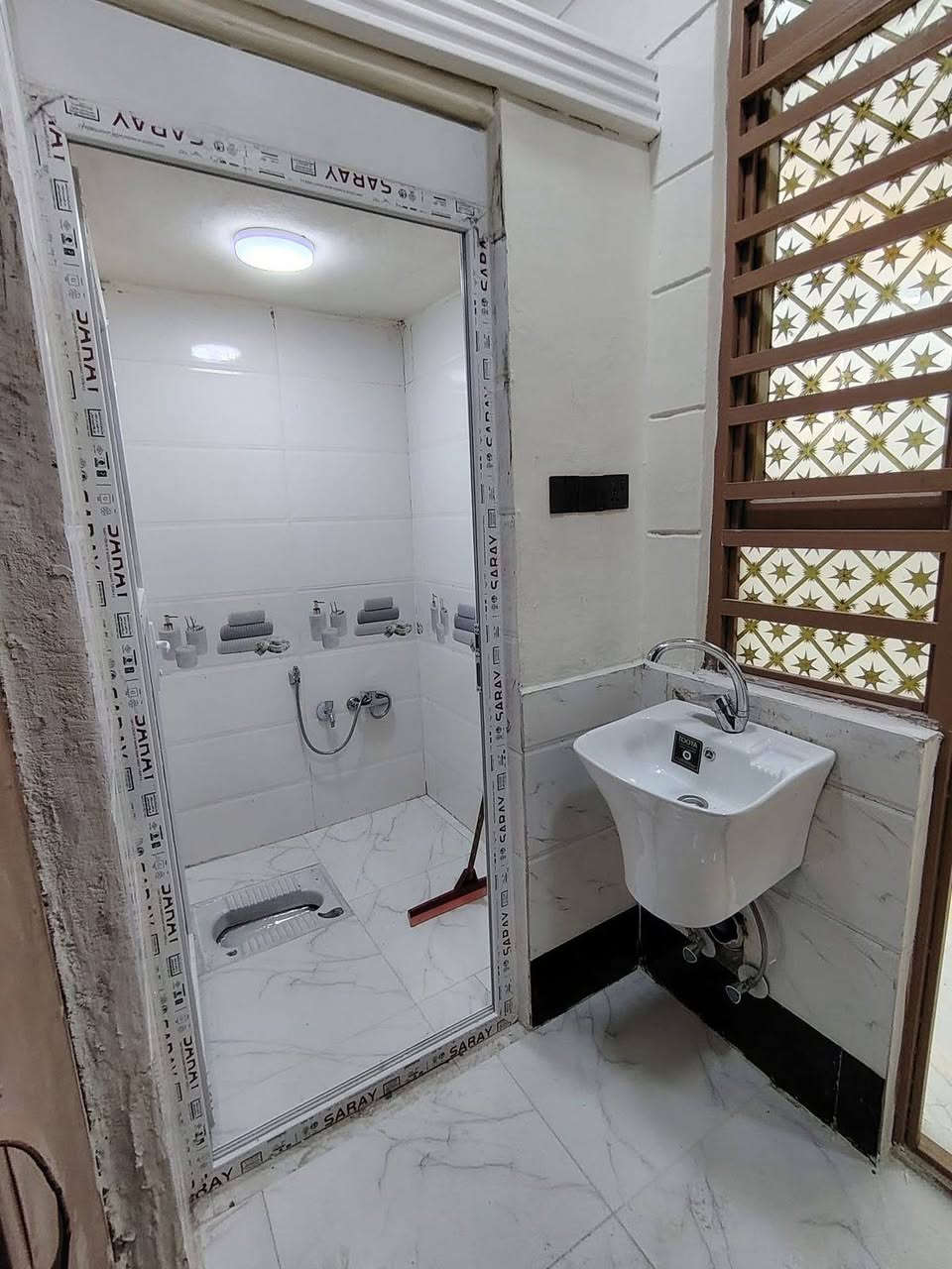 في كربلاء مجمع الورده يبعد عن شارع الزوار 50 متر عندنا هاي الدار 50 متر طابقينت السعر 52 مليون طابو زراعي سند 25 قرار محكمه مجمع يحتوي كافه الخدمات حجز اتصال على ارقام🏠***********🥰‏‪***********‬‏🏩
