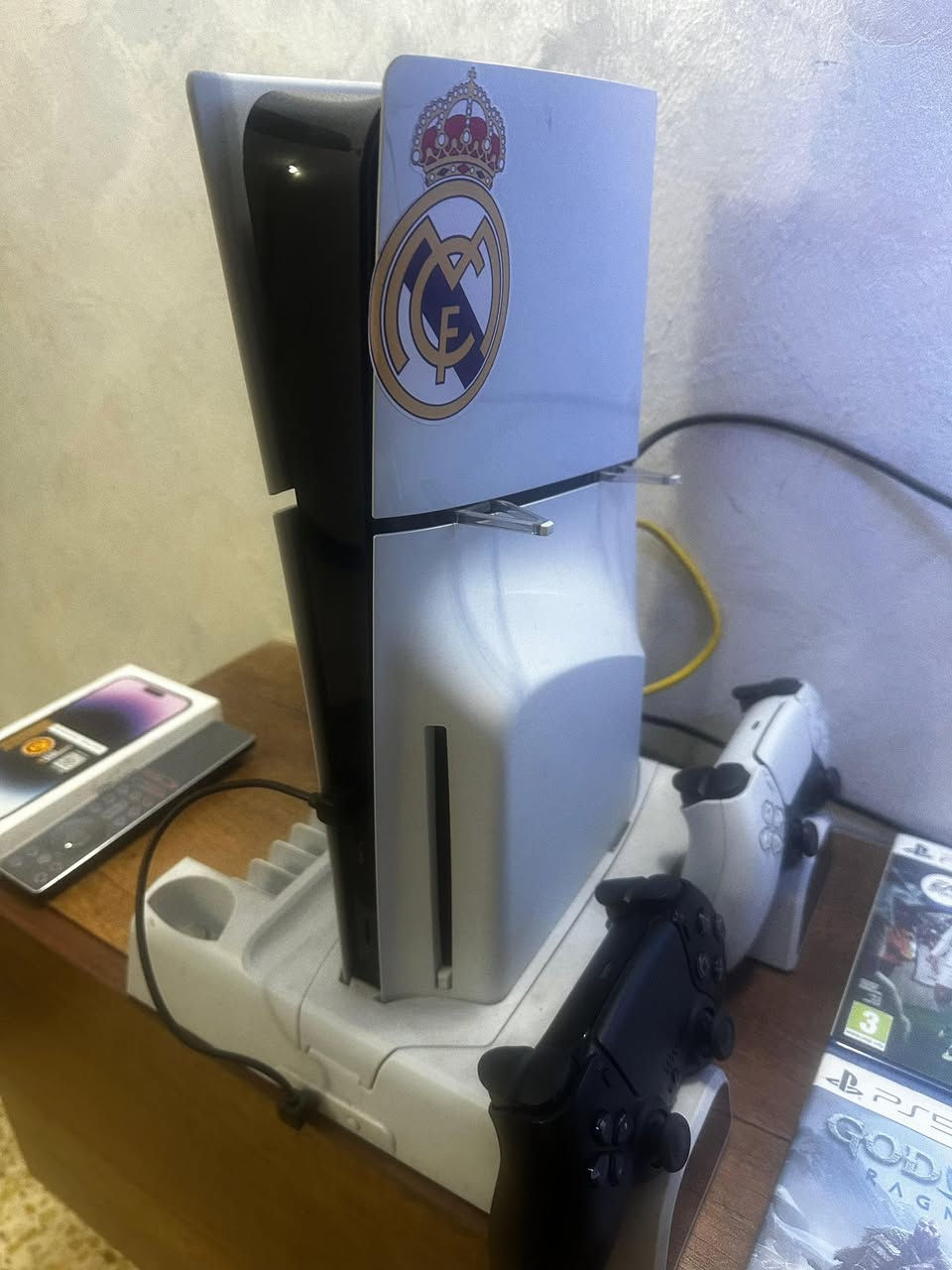 سلام عليكم بلي 5 سلم مستخدم كلش نضيف وجديد وممفتوح ولا داخل صيانه ويا جوستك اضافيه السعر 725 وبيه مجال ملحقاته كامله ويا السماعه وكفر بلي كاربون  وكفرات جوستك للثنين وقاعده بلي وشحن جوستكات واضاءه وحامل سامعه 
***********
