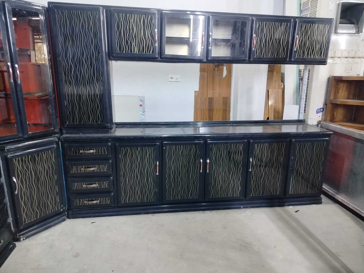 كاونتر المنيوم 7قطع نضيف جدا سنك مرمر اصلي عنوان موصل حي الوليد الشارع الرئيسي هاتف ***********
