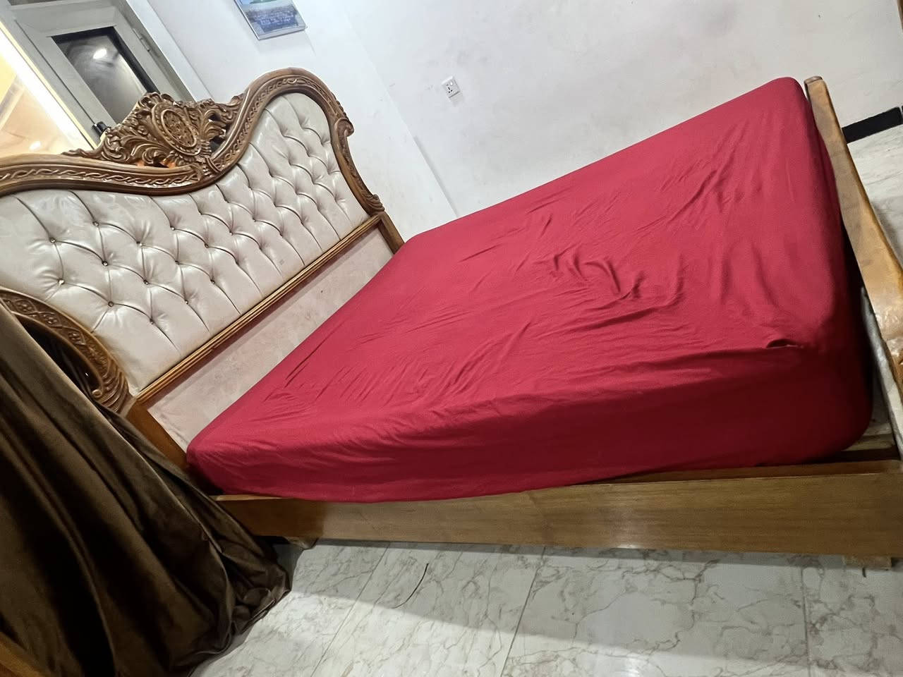 غرفه نوم خشب اصلي مستعمله قليل متكونه من كنتور 5 بيبان وجربايه نفرين مودرن وميز مرايه وملحقات ثنين اريدها بمليون اذا ابيع مفرد عادي يعني الكنتور مثلا او جربايه او حته الميز عادي للتواصل على الرقم***********
