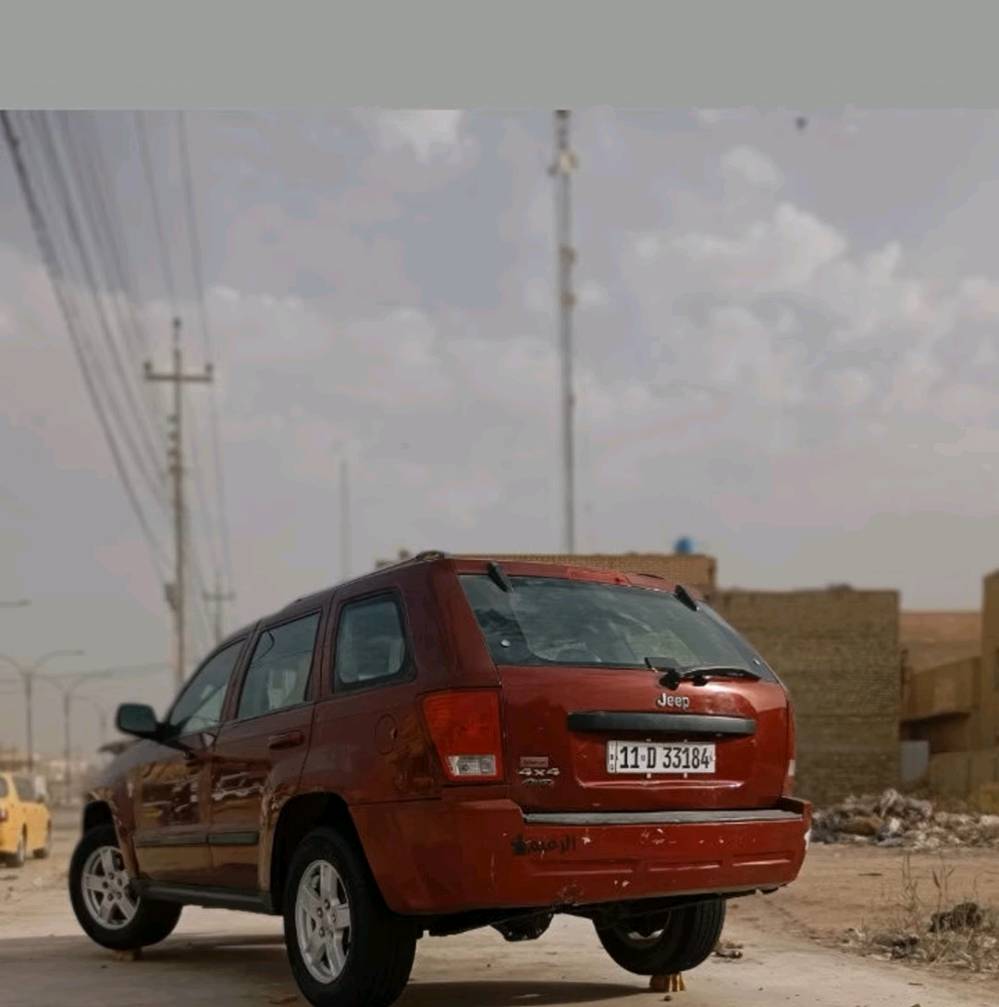 عندي جيب نظيف لون عنابي، دبل/4x4، شكله مرتب ومستخدم بشكل عادي، والبدن بشكل عام زين بس بيه كم خدش وآثار استعمال بسيطة مثل ما مبين بالصور. السيارة جاهزة للمعاينة، وإذا أكو أي استفسار إضافي أني حاضر.