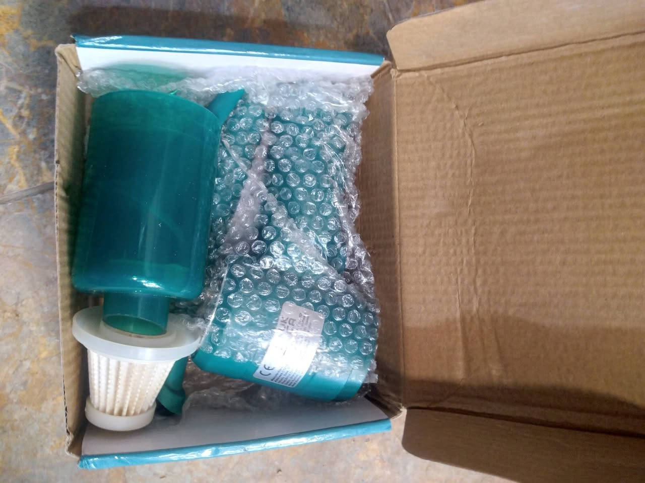 للبيع قطعتين (باكيج واحد) بحالة ممتازة جداً واستخدام تجريبي فقط:
1️⃣ جهاز 2in1 Vacuum Cleaner & Blower (الأصلي بالكارتون) 💨
​جهاز متعدد الوظائف: يشتغل كـ مكنسة لسحب الأتربة (Vacuum) وكـ نافخ هواء قوي (Blower).
​ملحقات كاملة: يجي وياه كل الرؤوس الموضحة بالصورة (رأس الفرشاة، رأس السحب الضيق، الفلتر القابل للتنظيف، وكابل الشحن).
​لاسلكي: يشتغل ببطارية قابلة للشحن، مثالي جداً لتنظيف السيارة، الكيبورد، أو الأماكن الضيقة بالبيت.
​2️⃣ لوح شحن بالطاقة الشمسية (عالي الكفاءة) ☀️
​قوة حقيقية: اللوح مفحوص وأداءه ممتاز جداً (يشحن 4% بـ 3 دقائق تحت الشمس المباشرة).
​سهولة استخدام: يجي بكابل طويل ومنتهي برأس USB-C مباشر، يعني تشحن موبايلك أو سماعاتك أو حتى المكنسة نفسها من الشمس مباشرة.
​💰 السعر للكل: 30,000 دينار فقط.
(ملاحظة: السعر نهائي لأن الجهاز يجي وياه كارتونه وكل غراضه واللوح أداءه استثنائي


**إذا كنت صاحب هذا الإعلان وتريد حذفه لأي سبب، رجاءا أرسل رسالة إلى الدعم الفني**