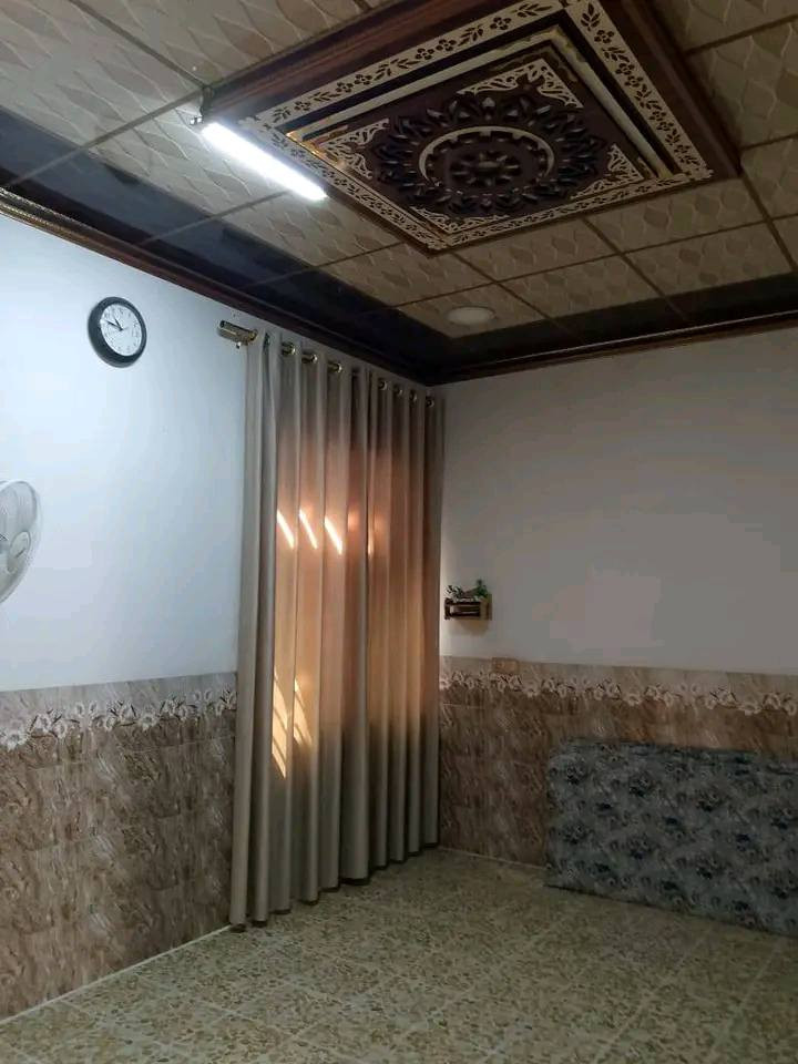 السلام عليكم
بيت للبيع في باب الحارة سايدين الصناعة المساحة 175م
غرفتين نوم وهو بين واستقبال ومطبخ ومخزن داخلي 
***********
