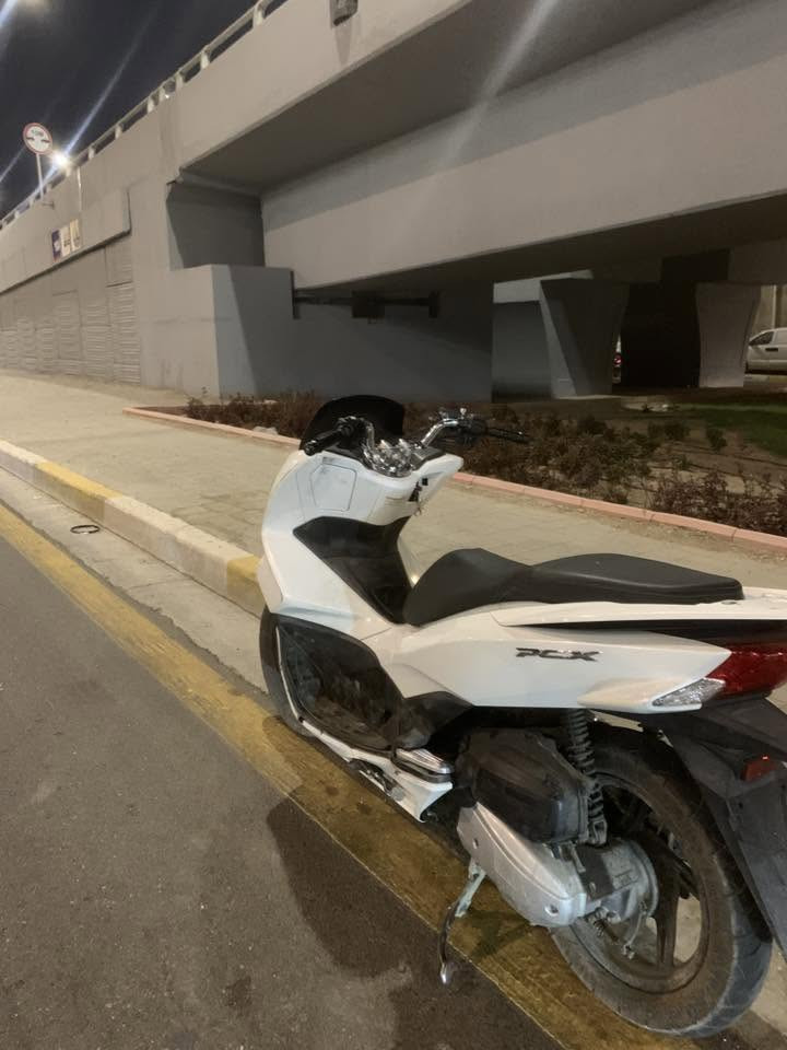 يالله سلام عليكم 
دراجه Pcx (ياباني)
طالعه من معرض كلشي وكلاشي 
جيل الثاني دراجه كفالة مكينه وكفرات اصليه فقط لكفر الأمامي مثل ماواضح مسوي بيها حادث ماشه وستيرن ودبلات مواصلهن وغراضه لواقيه ويده بريك موجودة 
سعرها 1825
مكاني بغداد الكاظمية ***********
رصيد او واتساب فقط
