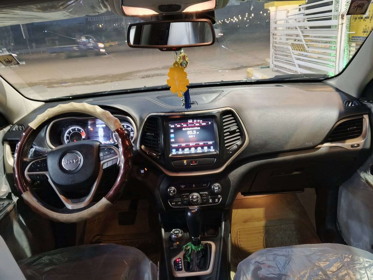 السلام عليكم جيب شيروكي بزون موديل 2018 فقط باب السائق مبدل والجالغ بي شوية صبغ فقط سيارة  جاهزة من كلشي فول مواصفات رادار إشارة ترحيب انظمة قيادة قيادة ذاتية شاشة ديجيتال كامرة صندوق كهربائي محرك 4 سلندر مكفول كير مكفول تخم تاير جديد حدادية جديدة رقم ميسان انكليزي سنوية جديدة راعيها في ميسان مكانها في ميسان نهاوند السعر 130 وبيها مجال ***********
