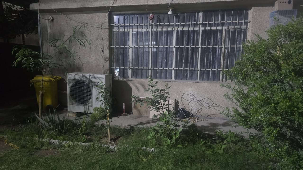السلام عليكم للبيع بيت مساحه ٣٠٠ طابو صرف الامين مقابيل اسواق بنيه الواجه ٢٠ نزال ١٥ يحتوي على خمس غرف نوم وهول واستقبال و٤ صحيات السعر ٣٥٠ للاستفسار اكثر الاتصال مع صاحب الدار هاتف ***********
