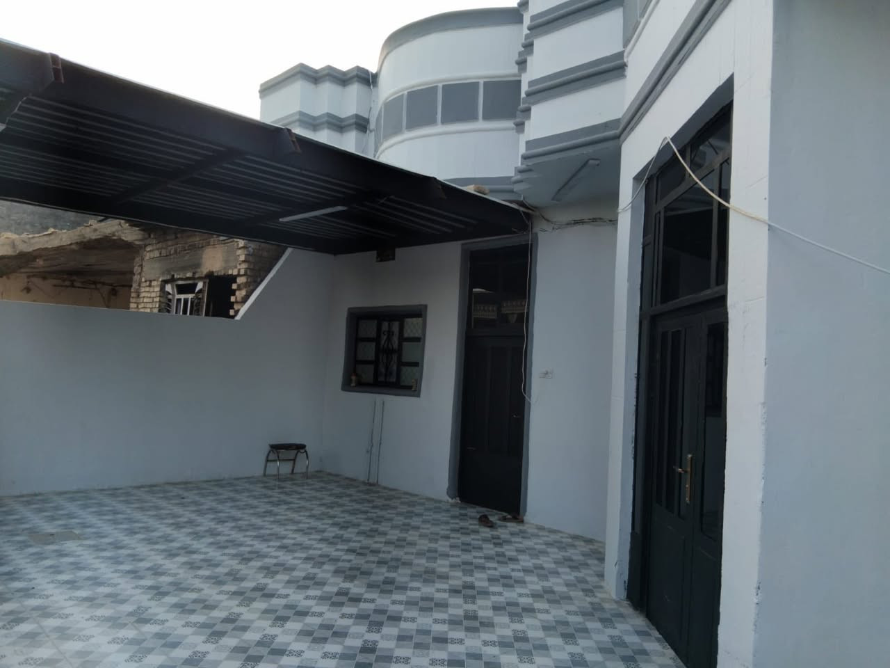 دار للبيع شهداء خلف عمارة جنابي 
مساحه 250 
شارع 15 متر 
يحتوي على 3 غرف 
استقبال 
صاله 
مطبخ حار بارد 
صحيات عدد 2 
مناور 3 
***********
