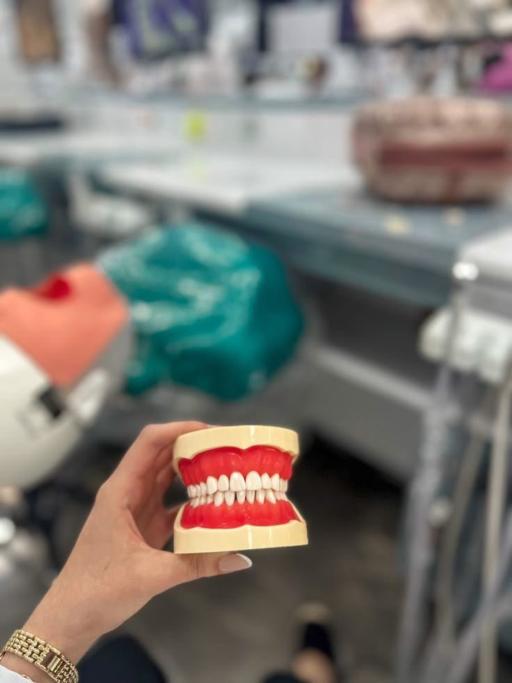 تعلن عيادات جامعة واسط عن عمل طقم كامل  مجانًا للمرضى فاقدي الأسنان بالكامل، تحت إشراف أساتذة اختصاص
للتواصل  والاستفسار على الرقم ***********
