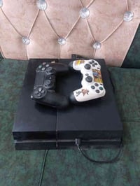 عندي ps4 مهكر نضام 11.00 مليان العاب قويه ذاكره 500 ويا دبل جويستك ملا...