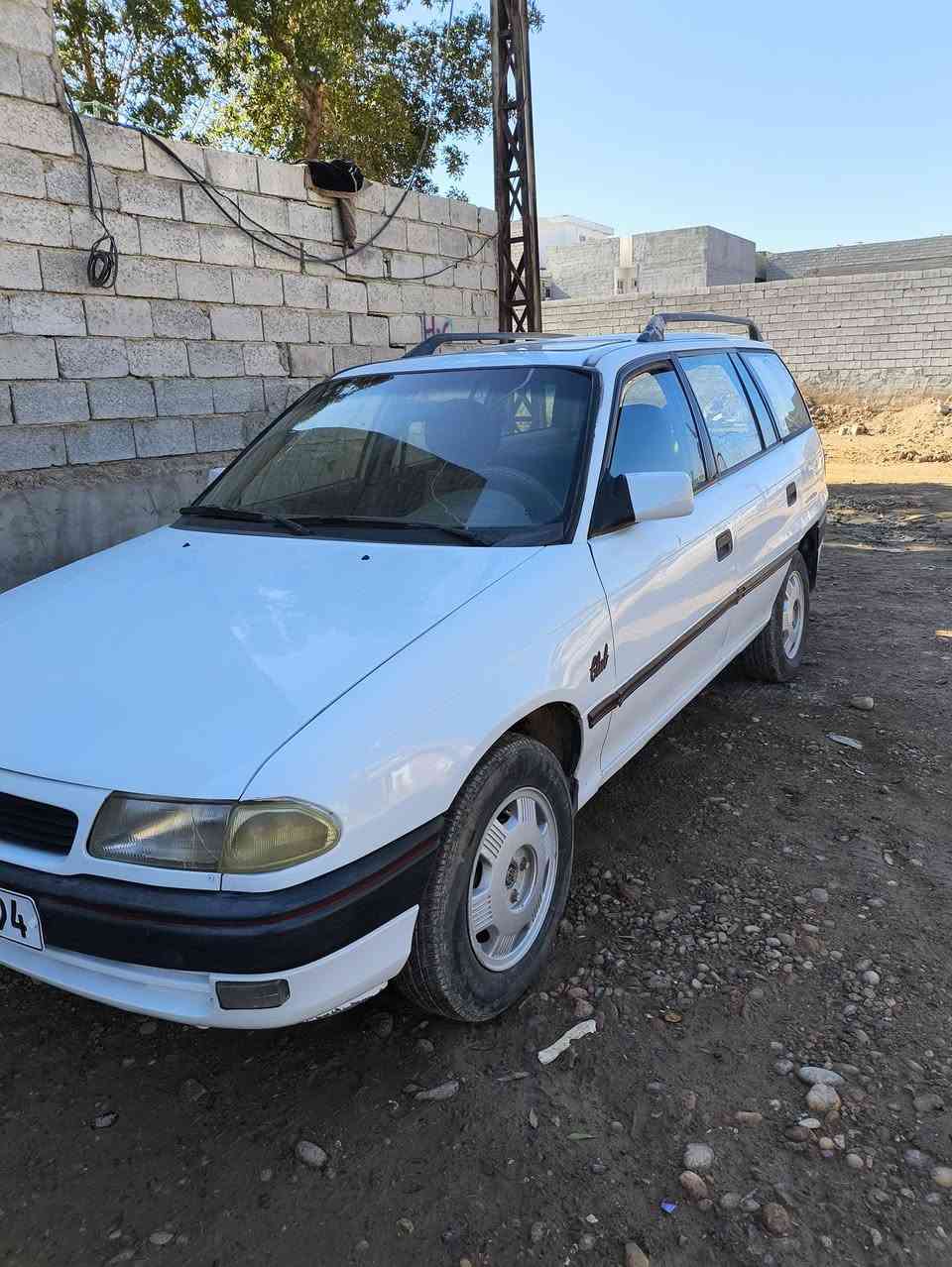 السلام عليكم اوبل استرا للبيع موديل 1993
مكينه وكير خير من الله مصبوغه احزام جماليه 
السعر  36  وبيها مجال مكان السياره   ديالى بعقوبه الاتصال على  ‏‪***********
