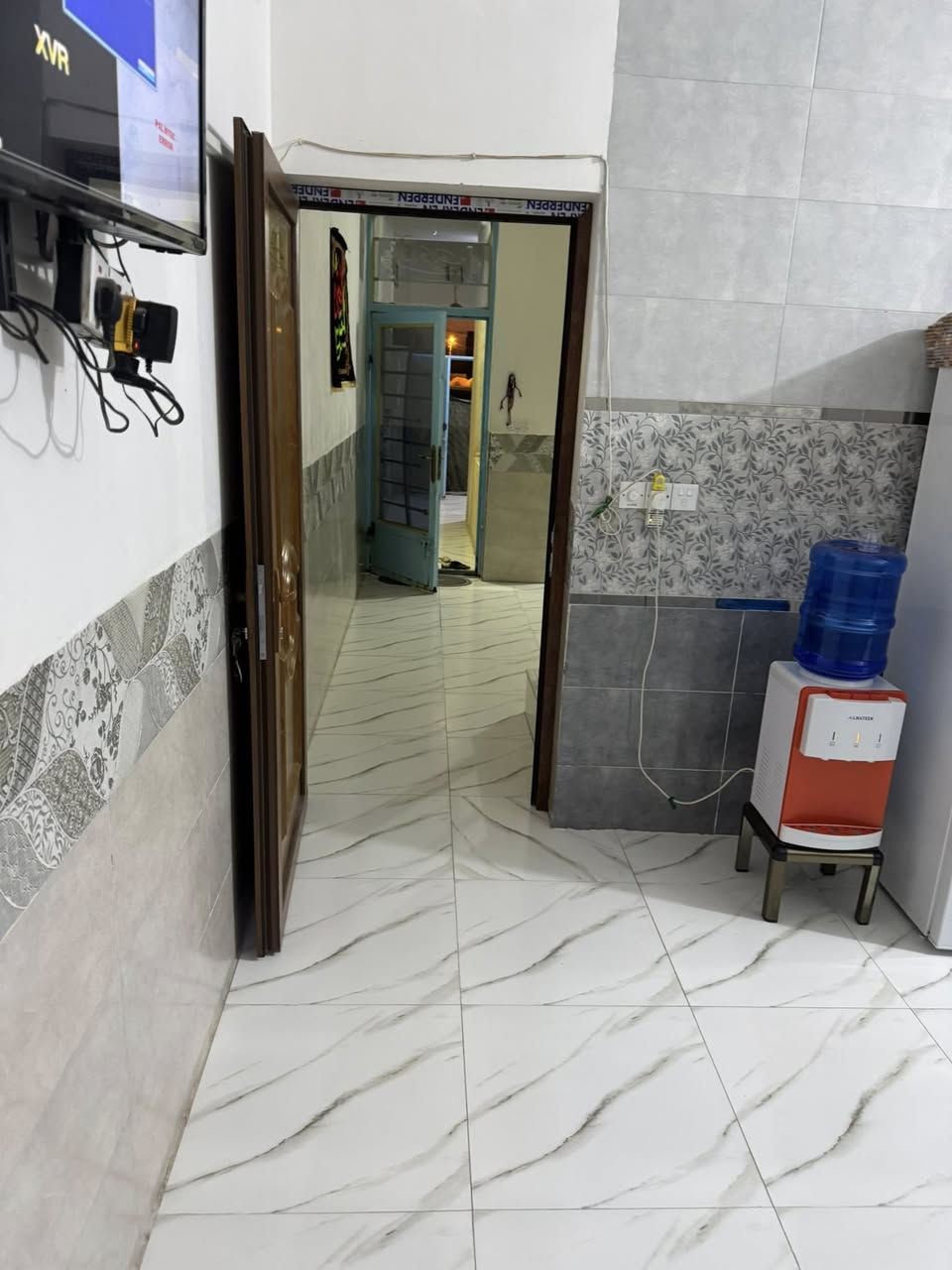 السلام عليكم ورحمة الله وبركاته  بيت للبيع  في كربلاء في حي القد س 100متر خلف بترومين  قرب مدرسه الكلمه الطيبه   البيت طابق ونص  طابوصرف125 وبي مجال  الي يحب يستفسر يتصل على هذا الرقم  *********** وهذا الرقم الثاني ***********
