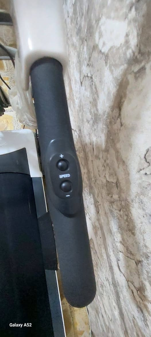 السلام عليكم جهاز جري نظيف جدا استعمال قليل.. الجهاز ماركة سبيد فتنس. دبل ماطور جبلي يتحمل وزن 180 كيلو غرام وبية جهاز رجاج حرق دهون البطن والخواصر وايضا شناو بطن شاشة لمس بيها قياس للسعرات الحرارية والمسافة المقطوعة وقياس نبضات القلب وبي سماعات خارجية مع منفذ اواكس للتواصل على هذا الرقم *********** يوجد واتساب
